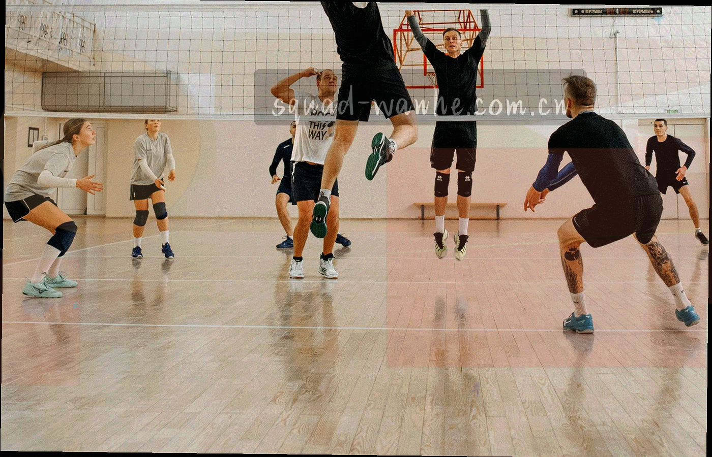 夜间球场俯拍，看台与草皮沿对角线分割，灯光明亮