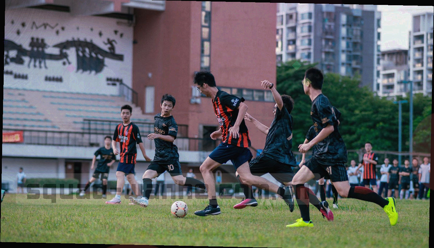 夜间球场灯光在暗色背景上晕开的虚化画面